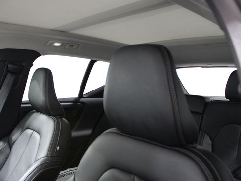 Used 2023 Volvo XC40 B4 Ultimate FWD image 5
