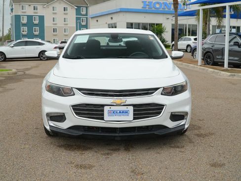 Used 2017 Chevrolet Malibu LT image 2