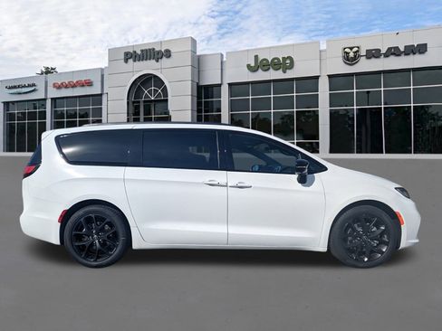 New 2026 Chrysler Pacifica Limited image 3