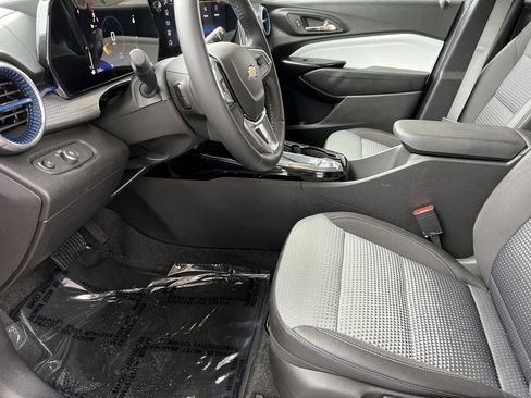 Used 2025 Chevrolet Trax LT w/ LT Convenience Package FWD image 13