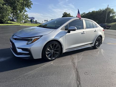 Used 2024 Toyota Corolla SE FWD image 2