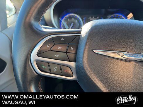 Used 2017 Chrysler Pacifica Touring-L image 16
