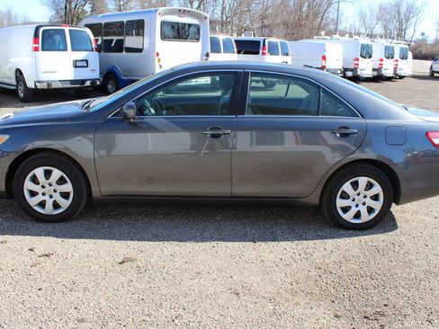 Used 2010 Toyota Camry LE image 5