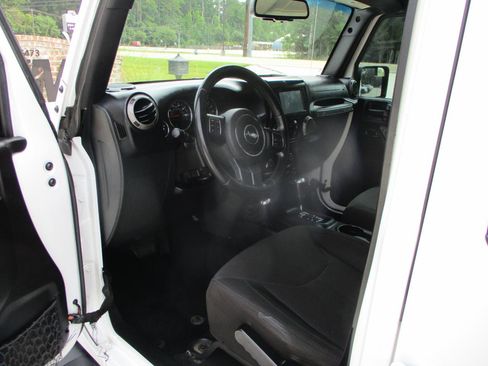 Used 2015 Jeep Wrangler Unlimited Sport w/ Quick Order Package 24S AWD/4WD image 13