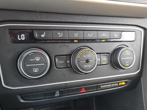 Used 2021 Volkswagen Atlas Cross Sport SE image 19