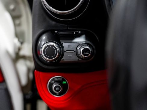 Used 2020 Ferrari Portofino RWD image 64