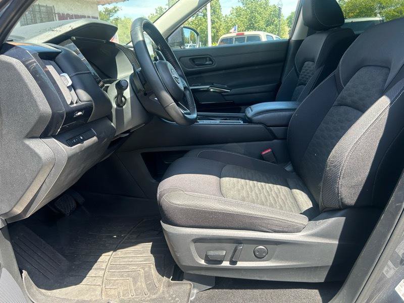 Used 2024 Nissan Pathfinder SV w/ Lighting Package (N92) FWD image 6