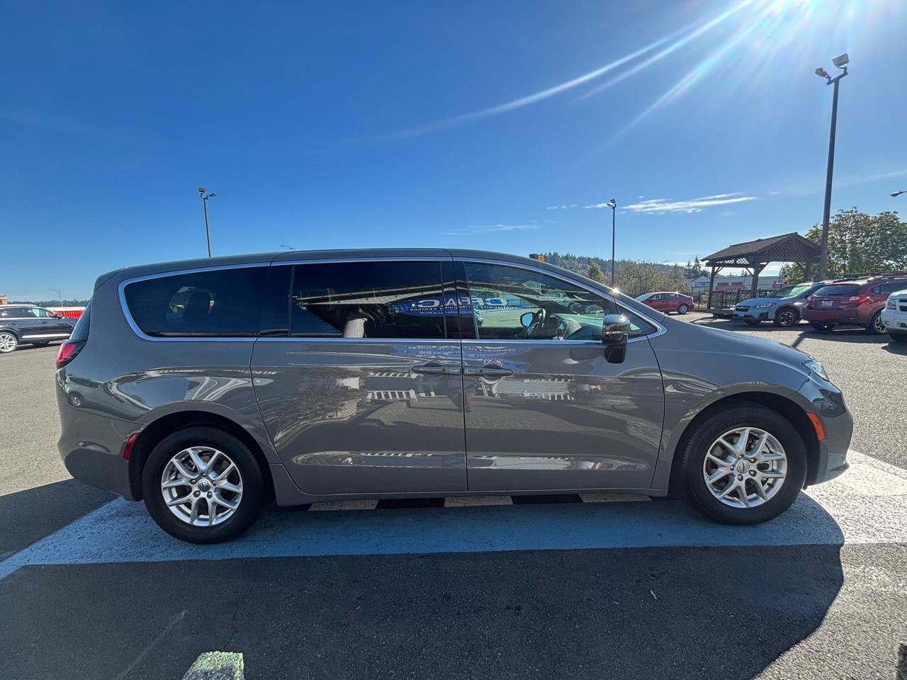 Used 2025 Chrysler Pacifica Select FWD image 6