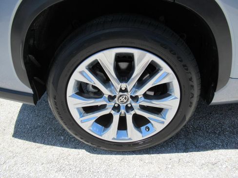 Used 2023 Toyota Highlander Limited FWD image 9