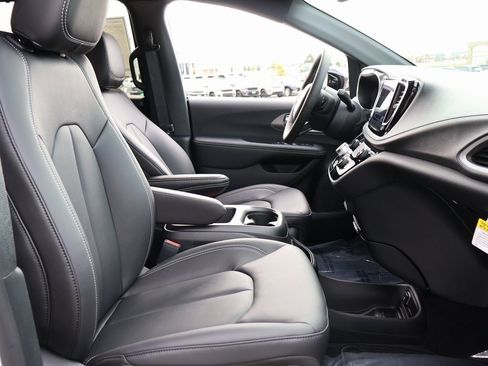 New 2026 Chrysler Pacifica Select image 9