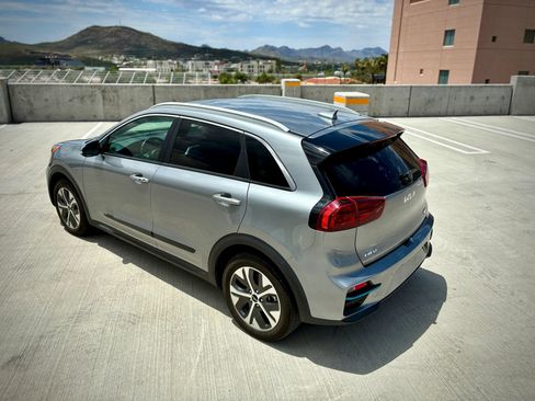 Used 2022 Kia Niro EX Premium FWD image 5