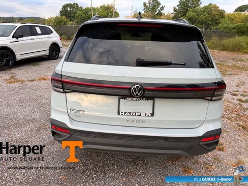 Used 2025 Volkswagen Taos SE FWD image 4
