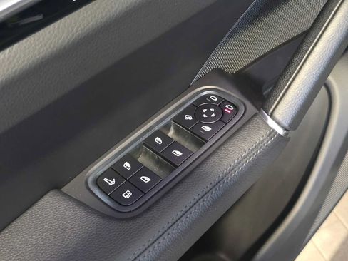 Used 2022 Porsche Cayenne Platinum Edition AWD/4WD image 24