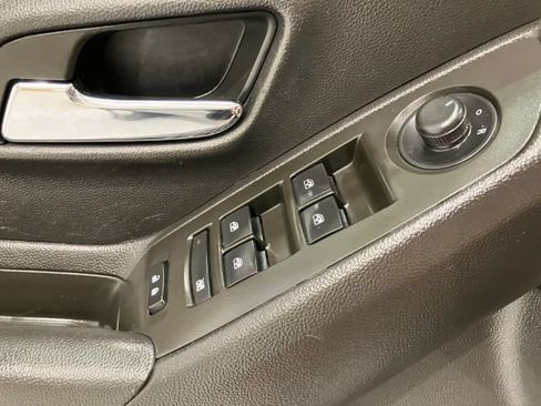 Used 2018 Chevrolet Trax LT w/ LT Convenience Package AWD/4WD image 19