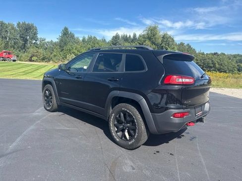 Used 2017 Jeep Cherokee Trailhawk w/ Comfort & Convenience Group AWD/4WD image 2