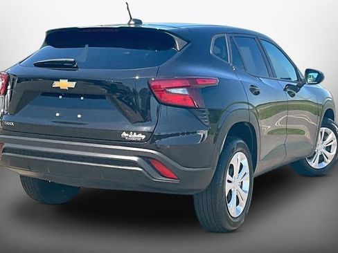 Used 2024 Chevrolet Trax LS FWD image 2