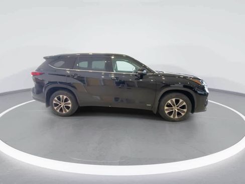 Used 2022 Toyota Highlander XLE AWD/4WD image 9