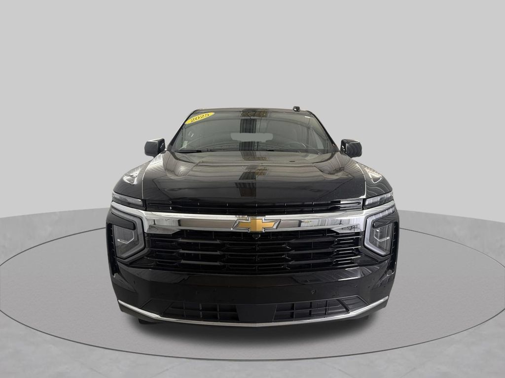 Used 2025 Chevrolet Suburban LS RWD image 4