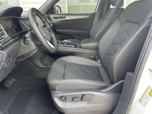 Used 2025 Volkswagen Atlas Cross Sport SE FWD image 15