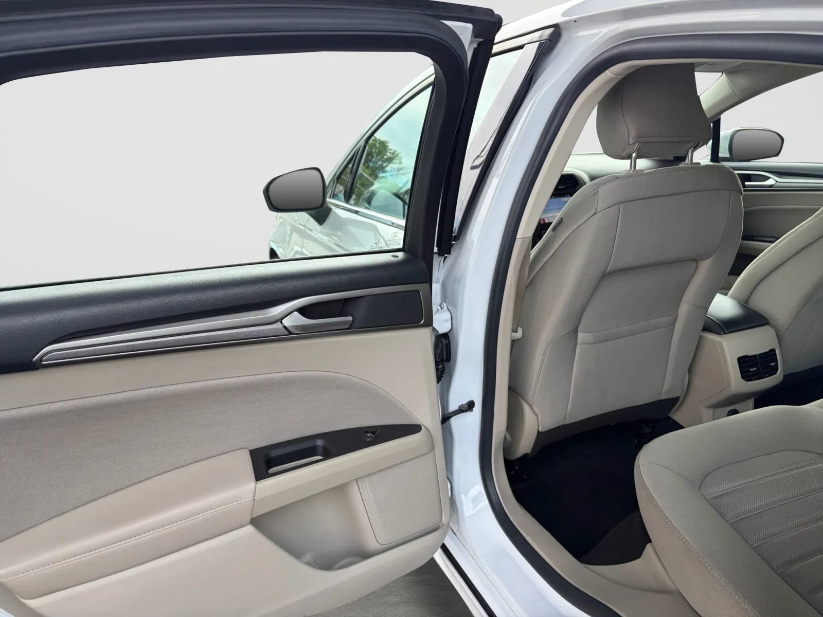 Used 2019 Ford Fusion SE FWD image 14