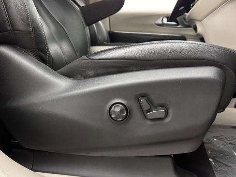 Used 2022 Chrysler Pacifica Touring-L w/ Uconnect Theater Family Group image 38