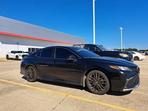 Used 2023 Toyota Camry XSE FWD image 3