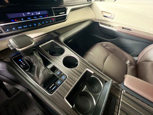 Used 2022 Toyota Sienna Platinum image 26