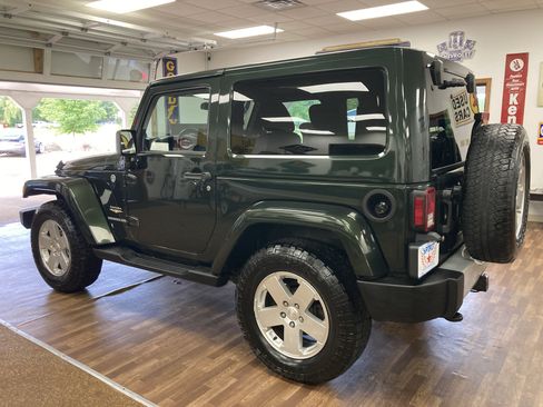 Used 2011 Jeep Wrangler Sahara w/ Connectivity Group AWD/4WD image 7