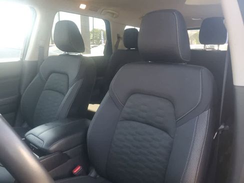 Used 2025 Nissan Pathfinder SV FWD image 3