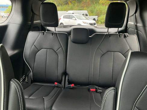 New 2026 Chrysler Pacifica Limited w/ S Appearance Package image 42