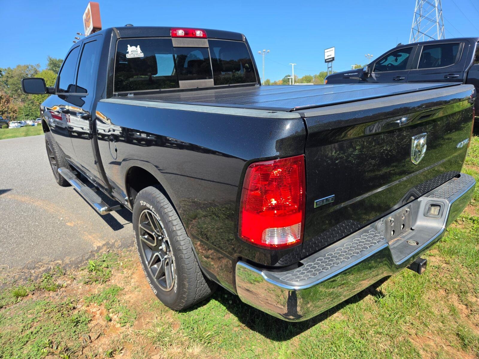 Used 2017 RAM 1500 Classic SLT AWD/4WD image 9