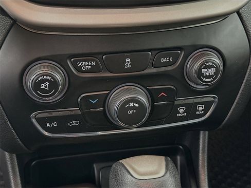 Used 2017 Jeep Cherokee Latitude w/ Cold Weather Group image 18