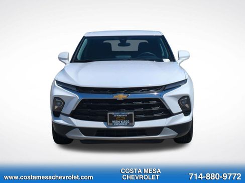 Used 2025 Chevrolet Blazer LT FWD image 2