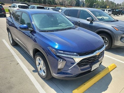 Used 2024 Chevrolet Trax LS w/ LS Convenience Package FWD image 3