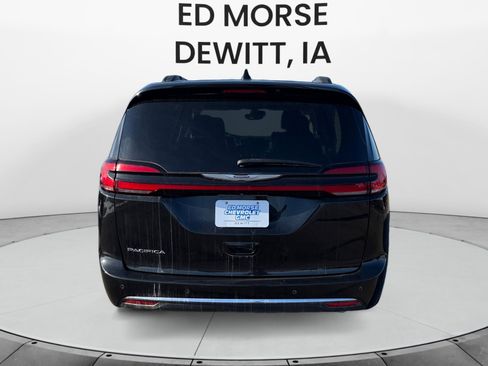 Used 2022 Chrysler Pacifica Touring-L image 4