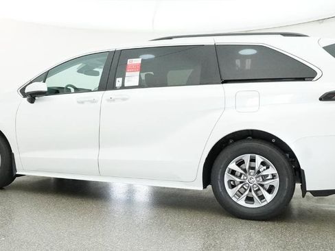 New 2026 Toyota Sienna XLE FWD image 7