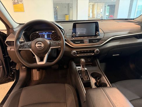 Used 2025 Nissan Altima 2.5 SV FWD image 33