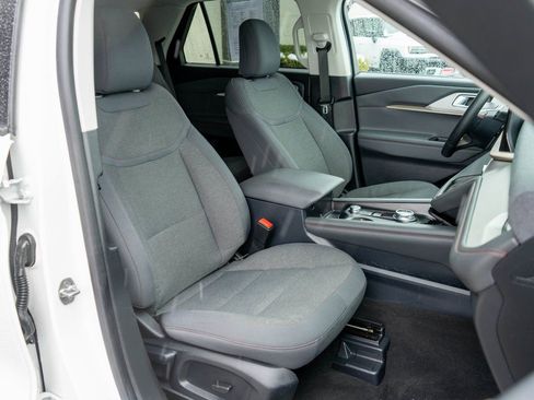 Used 2025 Ford Explorer Active AWD/4WD image 9
