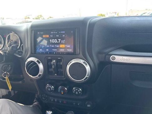 Used 2016 Jeep Wrangler Unlimited Rubicon AWD/4WD image 15
