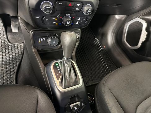 Used 2021 Jeep Renegade Latitude w/ Convenience Group AWD/4WD image 19