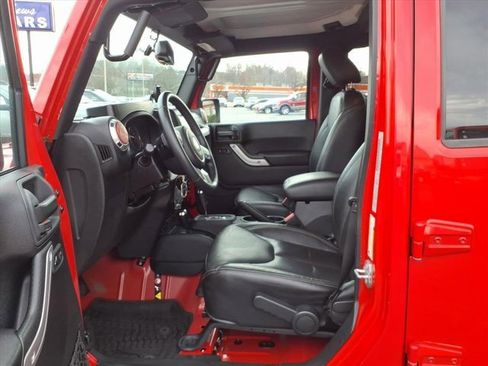 Used 2016 Jeep Wrangler Unlimited Sahara w/ Connectivity Group image 4