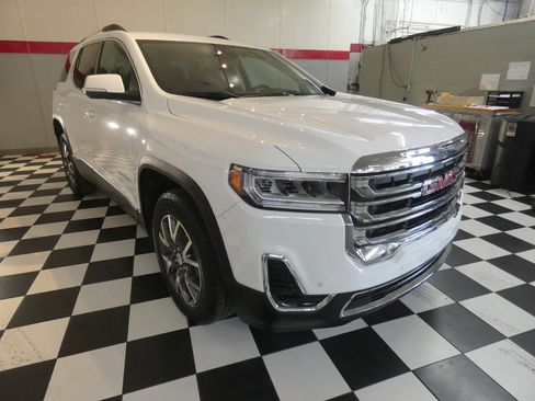 Used 2023 GMC Acadia SLE w/ Driver Convenience Package image 3