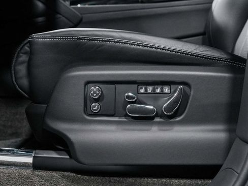 Used 2023 Bentley Bentayga Extended Wheelbase image 33