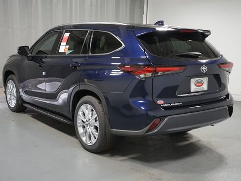 New 2026 Toyota Highlander Limited image 6
