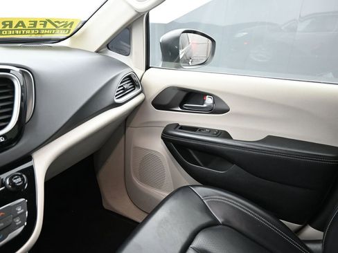 Used 2023 Chrysler Pacifica Touring-L image 28