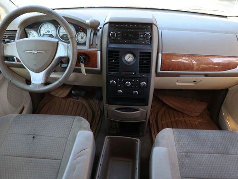 Used 2008 Chrysler Town & Country Touring image 2