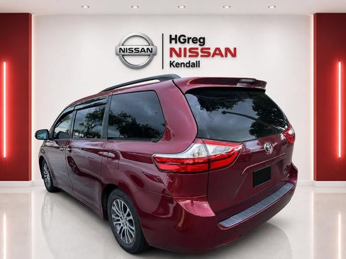Used 2018 Toyota Sienna XLE w/ XLE Navigation Package FWD image 2