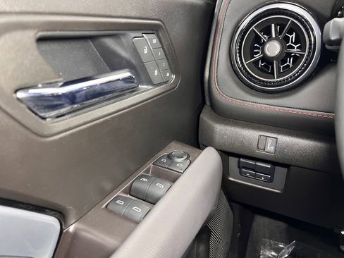 Used 2025 Chevrolet Colorado Z71 AWD/4WD image 15