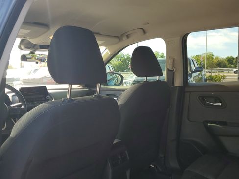 Used 2022 Nissan Rogue SV image 12