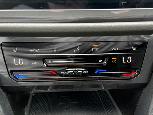 Used 2023 Volkswagen Tiguan SE image 33